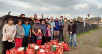Los Magníficos entregan cajas y realizan ollas comunes para ayudar a la población más pobre de Osorno Los Magníficos entregan cajas y realizan ollas comunes para ayudar a la población más pobre de Osorno