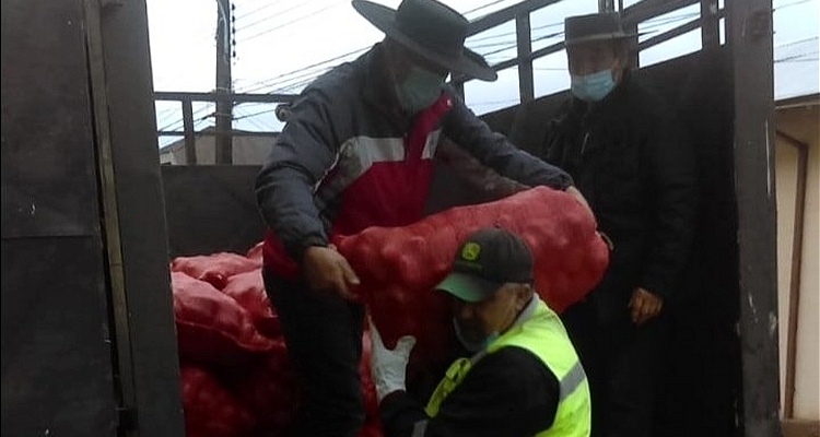 Club Traiguén entregó 100 sacos de papas para ayudar a los vecinos más pobres de la comuna