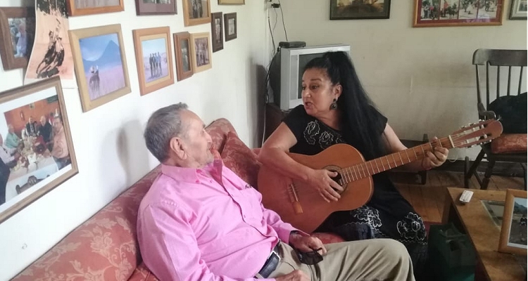 La cantora Ofelia Gana hizo emotivo homenaje a Ruperto Valderrama