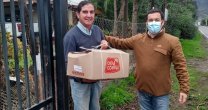 Club Chimbarongo entregó cajas de mercadería a tres arregladores que se encuentran sin empleo Club Chimbarongo entregó cajas de mercadería a tres arregladores que se encuentran sin empleo