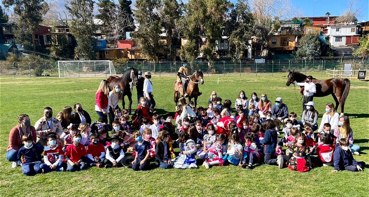 Criadero Santa Ana de Melipilla llevó la pasión del caballo a grupo de niños estudiantes