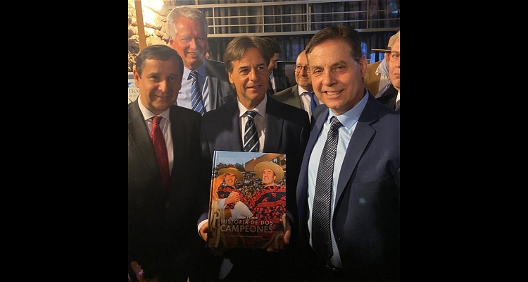 Presidente de Uruguay recibió el libro 