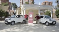Arturo Ríos y Pedro Espinoza recibieron sus flamantes automóviles en un ambiente muy familiar