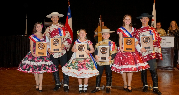 Campeones nacionales de Cueca Huasa fueron premiados en la Cena de Ferochi