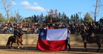 Escuadra Ecuestre de Chile entra a la pista en el Parque Padre Hurtado