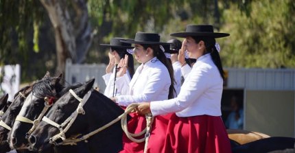 La Escuadra Ecuestre Femenina Herencia Huasa entró a la pista en Petorca