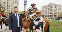 Esquinazo en La Moneda dio inicio a celebraciones de Fiestas Patrias con presencia de Ferochi