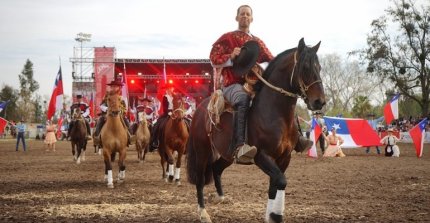 Escuadra Palmas de Peñaflor celebró 20 años con impecables presentaciones en la Semana de la Chilenidad