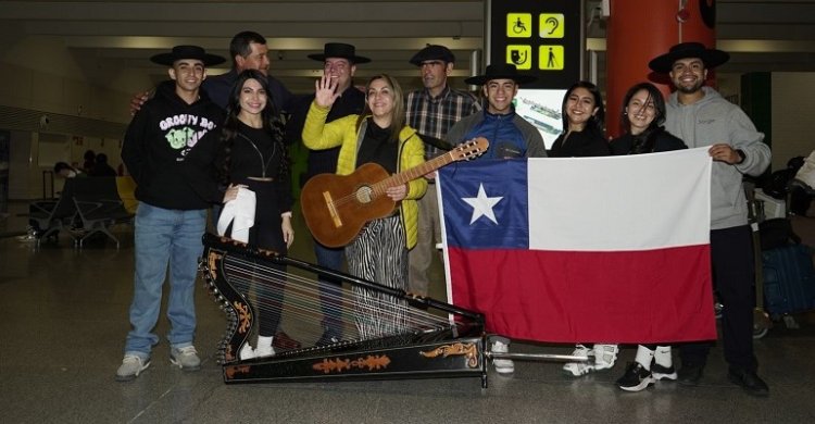 Dos grupos de chilenos llegaron para completar la delegación nacional en Sevilla