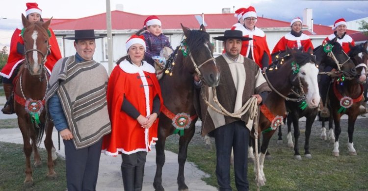 Huasos y huasas de Magallanes se impregnaron del espíritu navideño en Torres del Paine