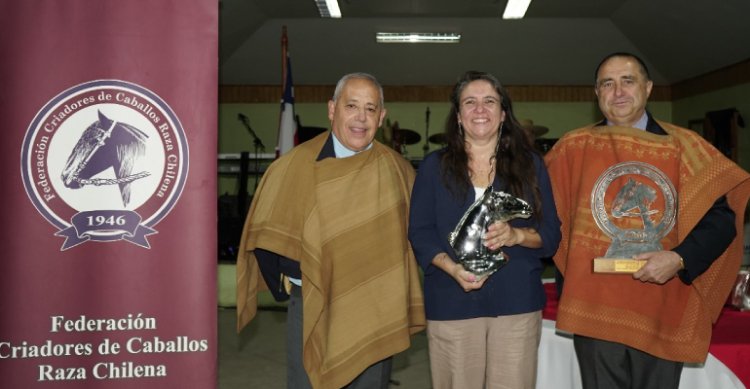 Calle Larga vivió la inauguración de sus grandes Finales con premios a las autoridades