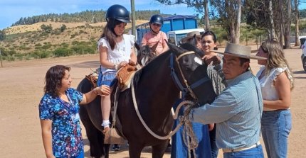 Asociación Cardenal Caro y Club La Estrella apoyan sesiones de equinoterapia