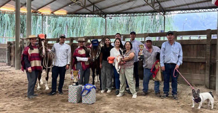 Constanza Meza y Francisca Yáñez triunfaron en el Rodeo Femenino de Las Callanas