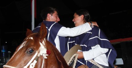 "Laurita" Carvajal y Juan Hormázabal cumplieron el sueño de todo corralero con actuación fantástica