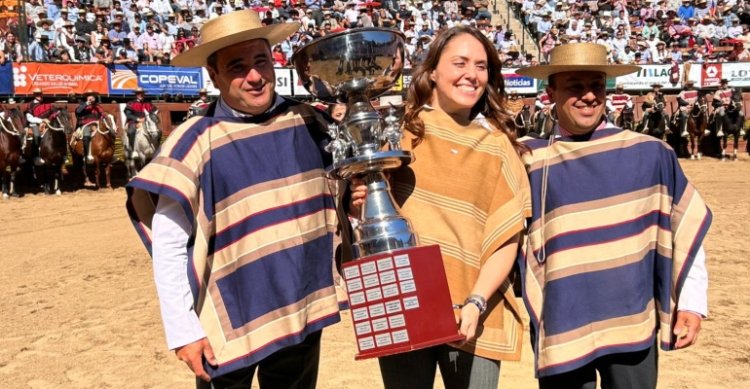Criadero Peleco entregó la Copa de los Campeones a la ministra del Deporte