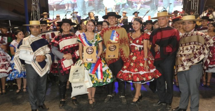 Paz Soto y Joaquín Salinas, campeones en la Monumental: 