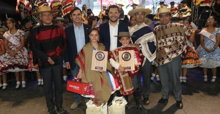 Rayen San Martín y Axel Vásquez fueron campeones infantiles de cueca huasa: 